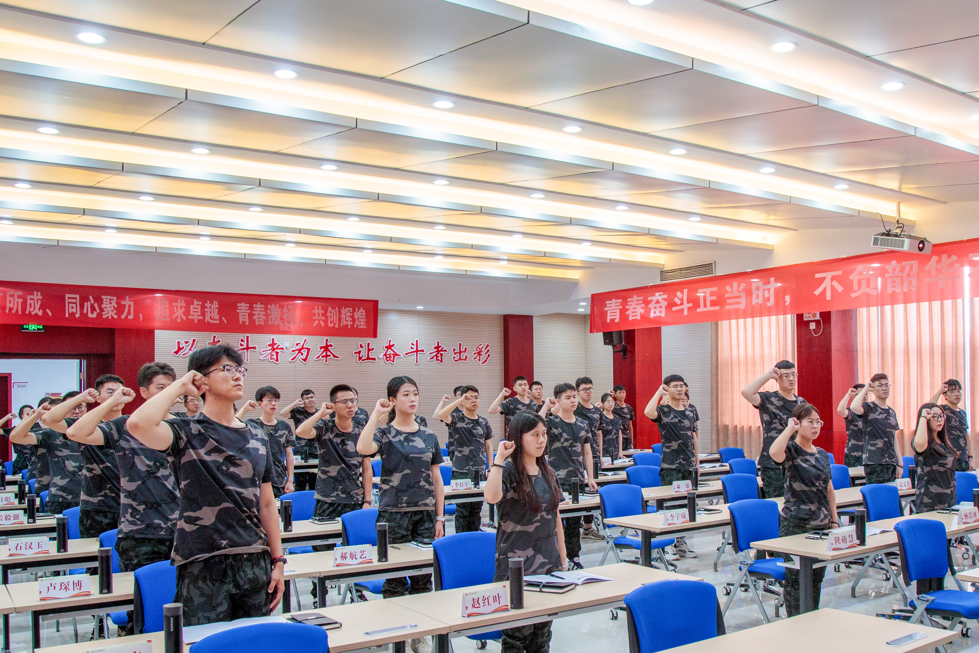 1724726782917056075.jpg 阳城发电公司:开展新员工入职培训1.jpg
